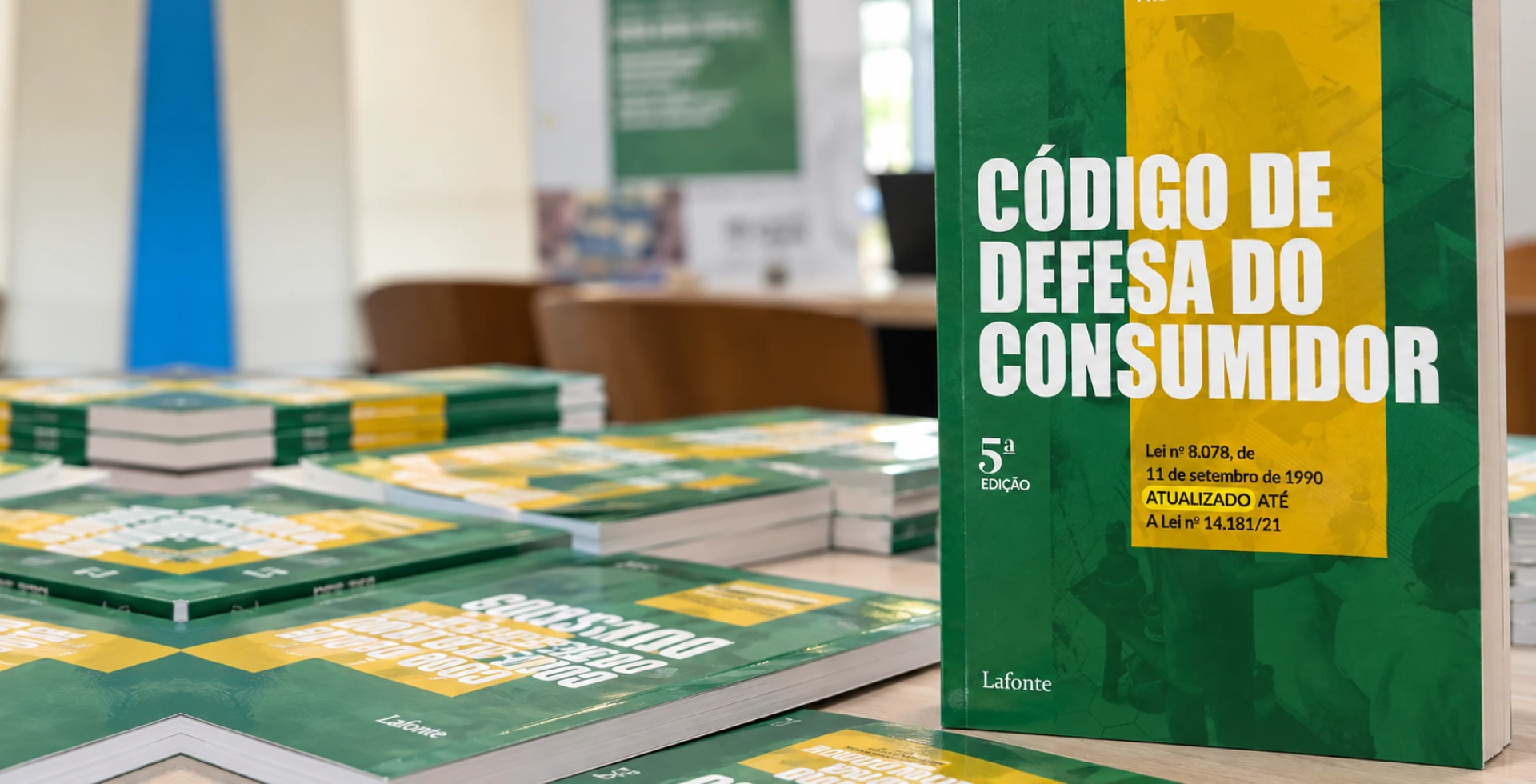 Livro do Código de Defesa do Consumidor sobre a mesa